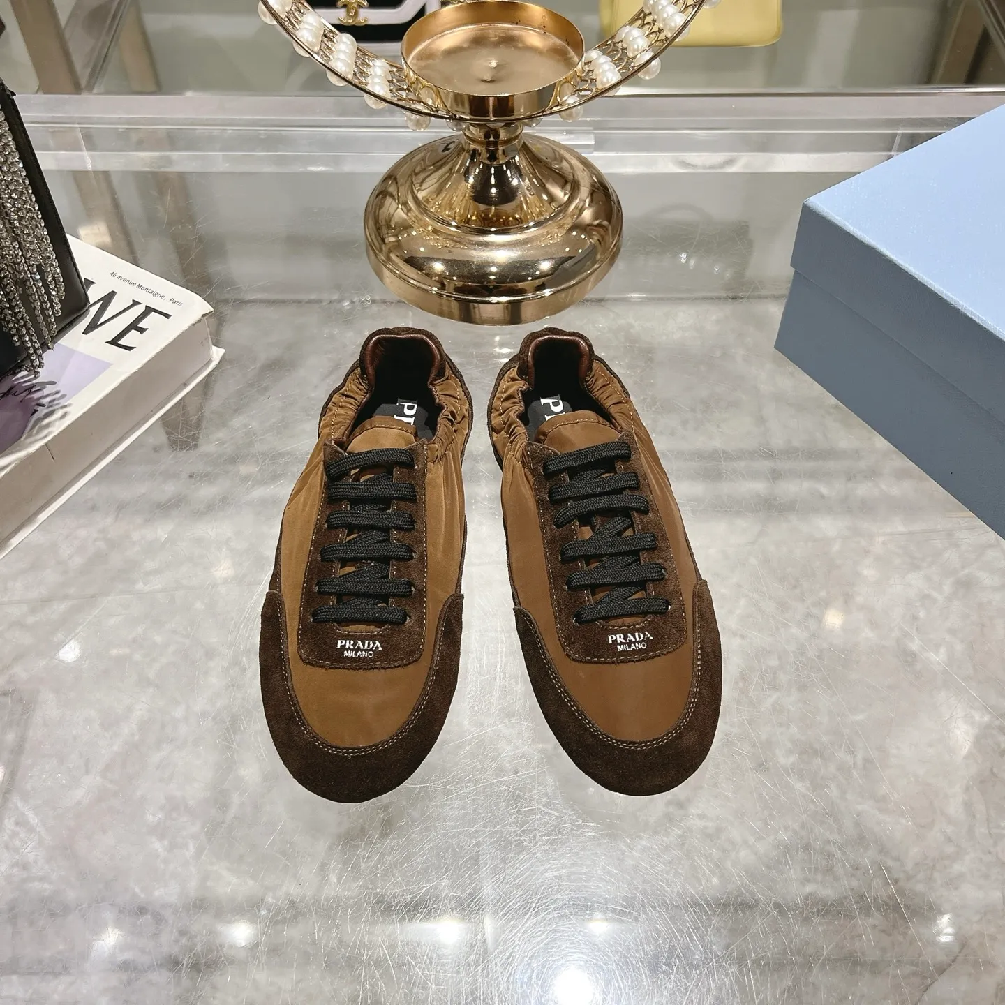 👟👟Ex-factory price 520👟👟Men's size +10 Couple style🎆Prada's new moral training shoes. The upper is suede with texture, and the inner sheepskin is wrapped. It is soft and waxy🎆The insole is thickened with lambskin. It is extremely comfortable to step on, has a sense of support, and feels well wrapped. The shoe shape is full of wrapping, light and easy to wear. A practical casual shoe that makes your legs appear taller! White is clean and refreshing, needed all year round, and can be easily worn with skirts and pants. Upper: imported suede/original molded fabric. Lining: sheepskin. Outsole: rubber outsole! Code number: 35-41 Color: burgundy blue brown green dark green yellow black red gray 9 colors available